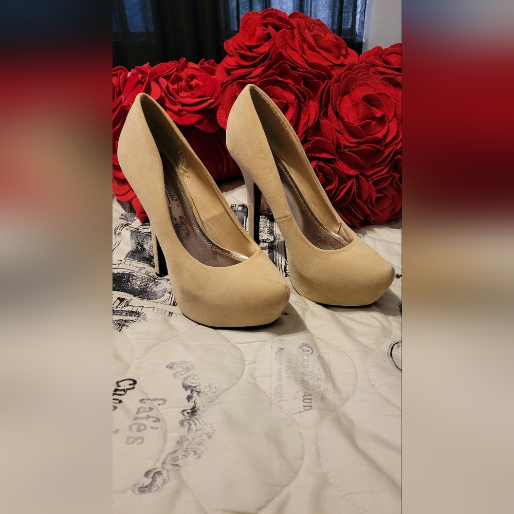 Platform shoes. - Picture 3 of 3